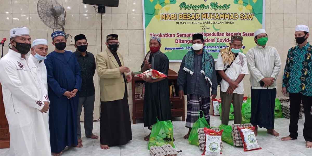 DKM Babussalam Timika menyerahkan bantuan paket sembako pada peringatan Maulid Nabi Muhammad SAW 1442 H, Kamis (29/10/2020) malam.